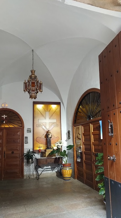 entrada Casa Familiar Virgen de la Montaña Hh Ff de la Cruz Blanca lares laresextremadura